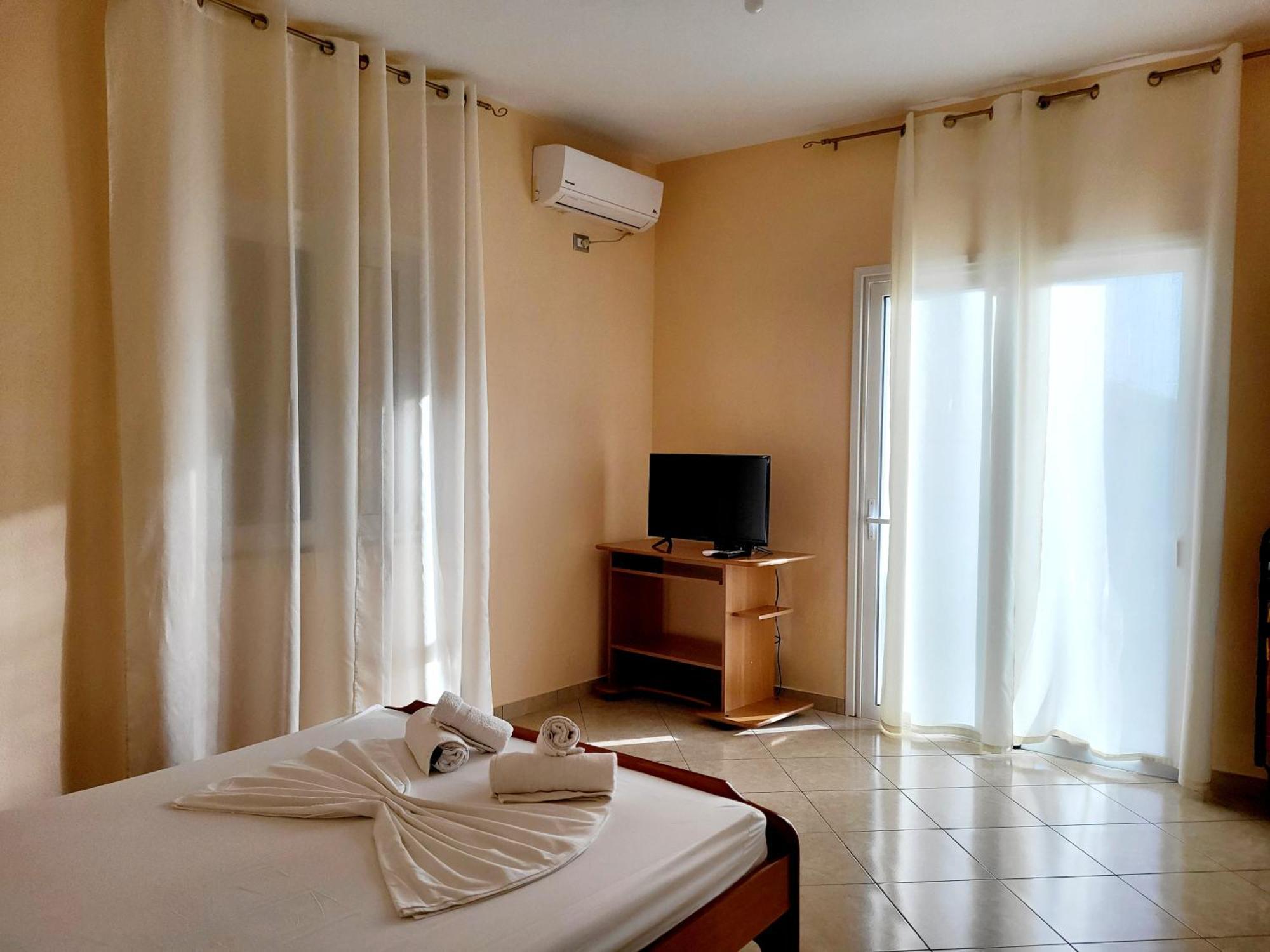 Vila Sulozeqi Appartement Sarandë Buitenkant foto